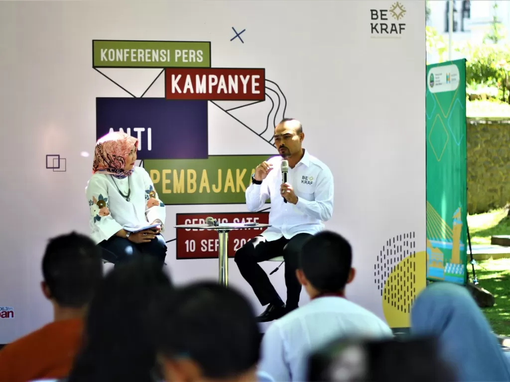 Deputi Fasilitasi HKI dan Regulasi Bekraf Ari Juliano Gema menjadi narasumber dalam acara Konferensi Pers Kampanye Anti Pembajakan di Gedung Sate, Bandung (Bekraf/Jannisha Rosmana Dewi)