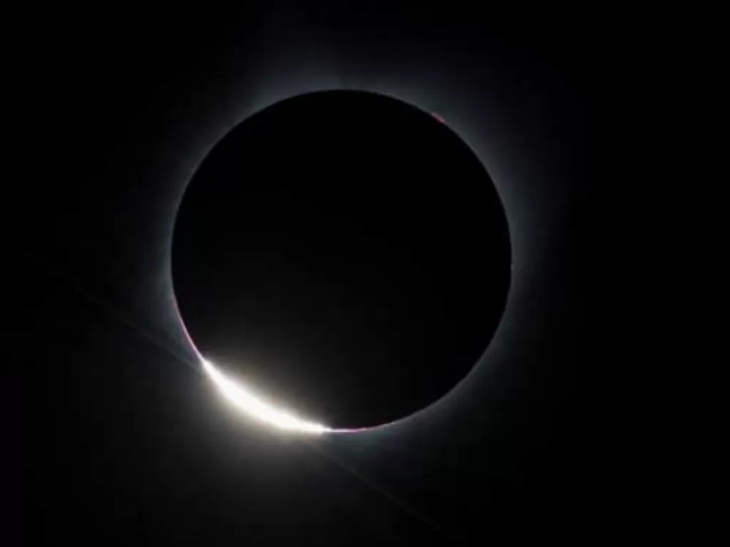 Ilustrasi gerhana matahari cincin. (Courtesy Aubrey Gemignani/NASA)