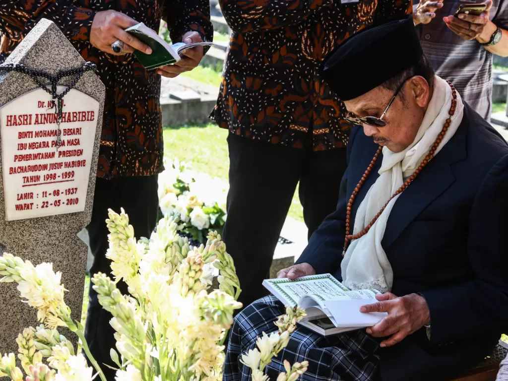 BJ Habibie saat ziarah ke makam sang istri Hasri Ainun. (Antara Foto/Rivan Awal Lingga)