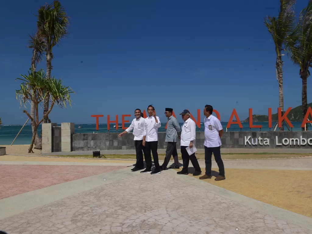 Presiden Jokowi didampingi sejumlah pejabat meninjau KEK Mandalika, di Kab. Lombok Tengah, NTB, Jumat (17/5/2019). (Deny S/Humas)