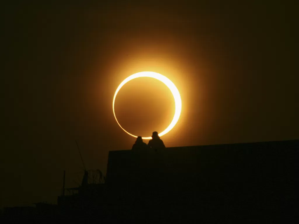 Ilustrasi gerhana matahari cincin. (Reuters/Donald Chan)