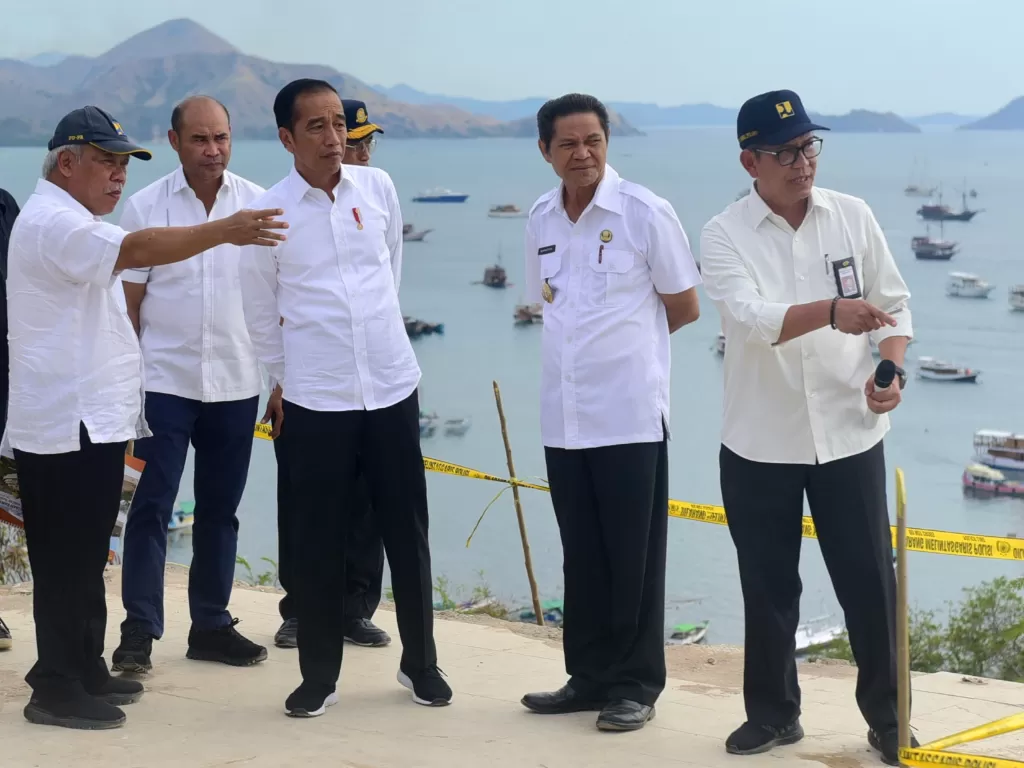 Presiden Jokowi didampingi pejabat terkait mendiskusikan penataan Labuan Bajo, NTT, saat mengunjungi kawasan tersebut, Rabu (10/7/2019). (Rahmat/Humas)