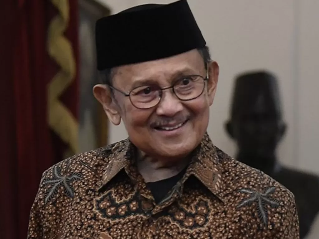  Presiden ketiga RI BJ Habibie usai melakukan pertemuan tertutup di Istana Merdeka, Jakarta, Jumat (24/5/2019). (Antara/Puspa Perwitasari)