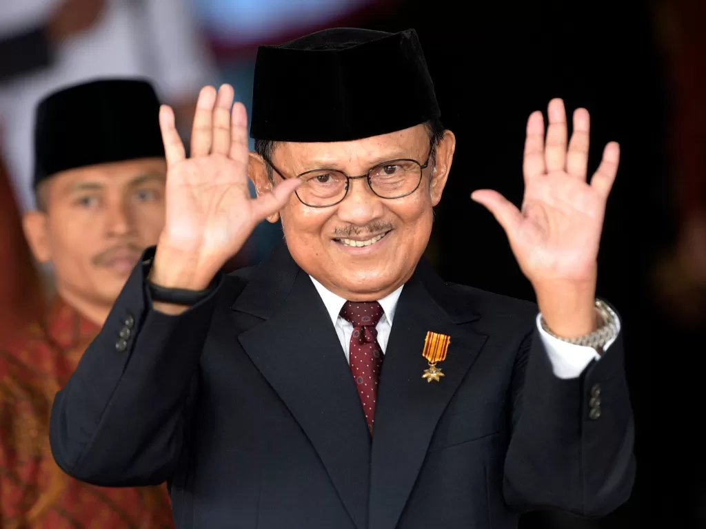 Presiden ketiga RI BJ Habibie melambaikan tangan saat akan menghadiri Sidang Tahunan MPR Tahun 2015 di Kompleks Parlemen, Senayan, Jakarta, Jumat (14/8). (Antara/Sigid Kurniawan).