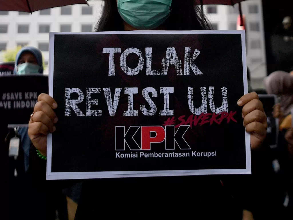 Pegawai KPK menggelar aksi unjuk rasa di kantor KPK, Jakarta, Jumat (6/9). Dalam aksinya mereka menolak revisi UU KPK dan menolak calon pimpinan KPK yang diduga bermasalah (Antara/Sigid Kurniawan).
