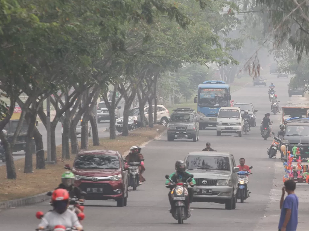 Kabut asap dampak karhutla menyelimuti Kota Pekanbaru, Riau. (Antara/Rony Muharrman)