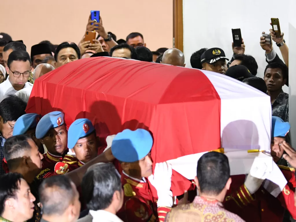 Sejumlah prajurit Pasukan Pengamanan Presiden (Paspampres) mengangkat peti jenazah dari Presiden ke-3 RI, BJ Habibie (Antara/M Risyal Hidayat).