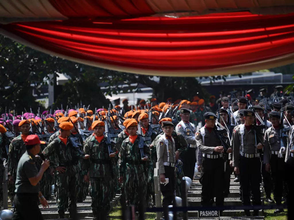 Prajurit TNI dan Polri berbaris saat persiapan pemakaman almarhum Presiden ke-3 Republik Indonesia BJ Habibie di Taman Makam Pahlawan. (Antara/Wahyu Putro A)