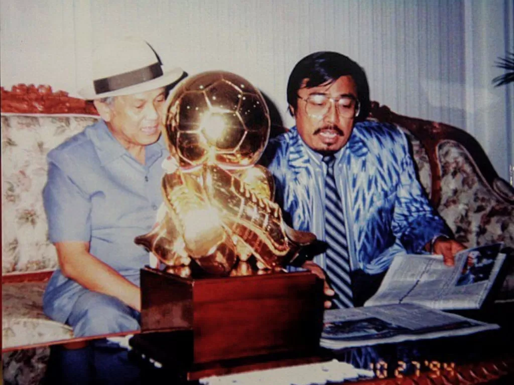 BJ Habibie saat masih menjabat Menristek RI dan Kepala BPPT bersama tokoh penggagas Habibie Cup, HM Alwi Hamu memperlihatkan piala bergilir Habibie Cup pada 27 Oktober 1994. (Instagram/@sulselfootballhistory)