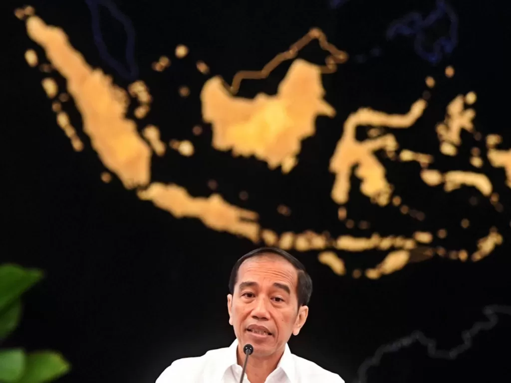 Presiden Joko Widodo (Jokowi) menyampaikan keterangan terkait revisi UU KPK di Istana Negara, Jakarta, Jumat (13/9). (Antara/Akbar Nugroho Gumay)