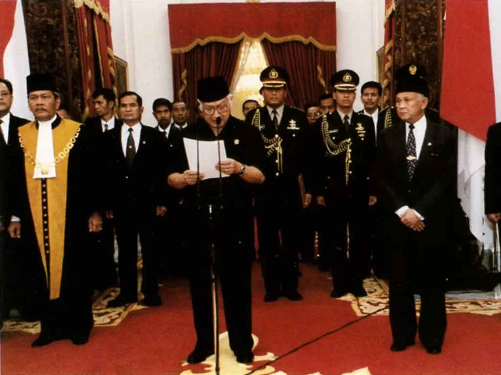Momen pengunduran diri Soeharto dan diikuti pengangkatan BJ Habibie sebagai Presiden Indonesia pada 21 Mei 1998. (Wikipedia)