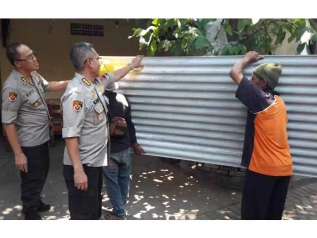 Kepala Biro Logistik Polda Jateng Kombes Pol M Zahri (kedua dari kanan) memantau perbaikan rumah yang rusak akibat dampak ledakan gudang penyimpanan bahan peledak di komplek Mako Brimob Srondol Semarang, Jawa Tengah, Minggu (15/9). (Humas Polda Jateng)