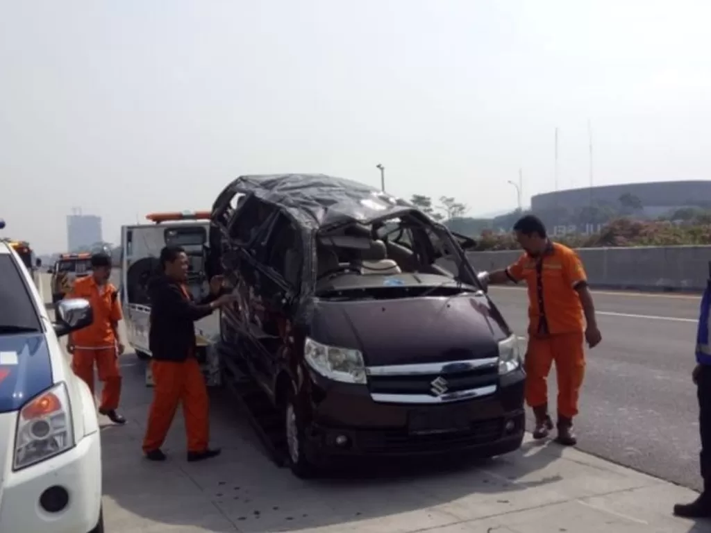 Petugas Jasamarga mengevakuasi mobil Suzuki AVP dengan nomor polisi F 1196 DH yang mengalami kecelakaan tunggal di Jalan Tol Jagorawi KM 36+600, Sentul, Kabupaten Bogor, Minggu (15/9).(Humas Jasamarga)