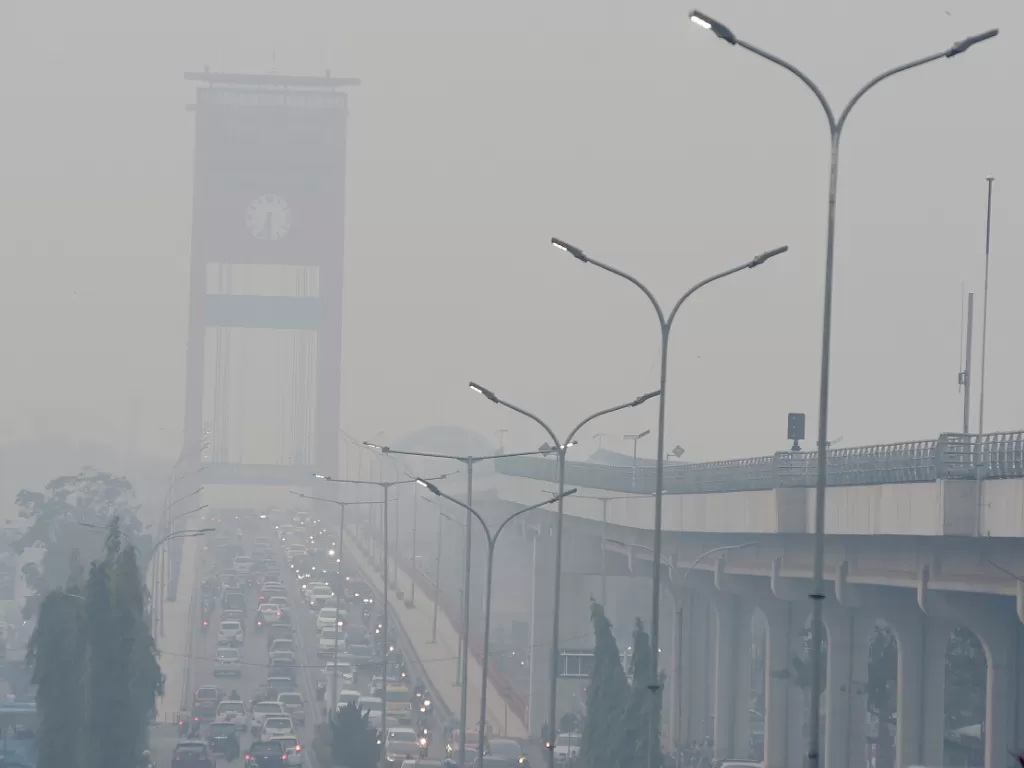 Sejumlah kendaraan melintas di atas Jembatan Ampera yang diselimuti kabut asap karhutla di Palembang, Sumatera Selatan, Minggu (8/9). (Antara/Mushaful Imam).