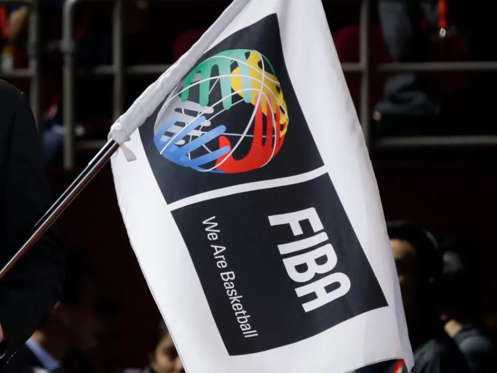 Bendera Federasi Basket Dunia (FIBA). (Reuters/Thomas Peter)