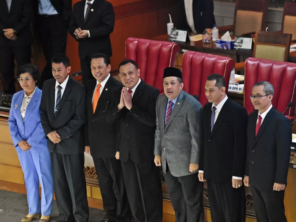 Ketua DPR Bambang Soesatyo (ketiga kiri) dan Pimpinan Sidang Fahri Hamzah (ketiga kanan) berfoto bersama Pimpinan KPK terpilih periode 2019-2023, Senin (16/9). (Antara/Indrianto Eko Suwarso)