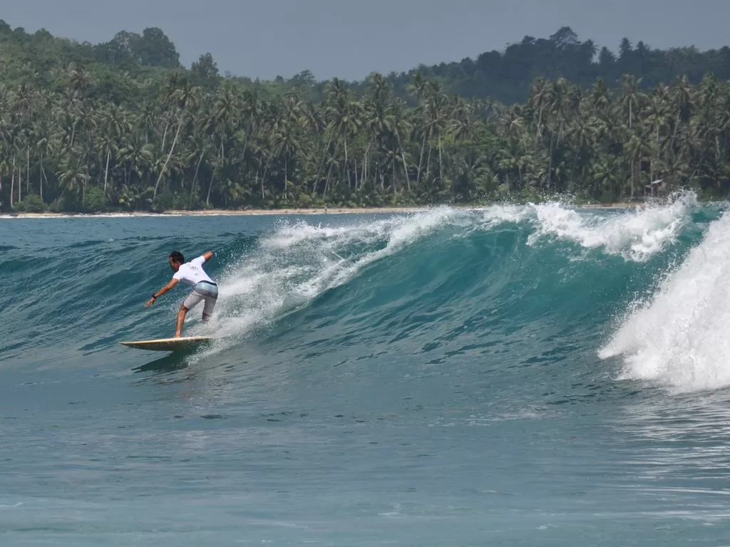 Peselancar Indonesia Selfianto Wau memperlihatkan aksinya pada kategori Man Qualifying Series (QS) 3000 Nias Pro Internasional Surfing 2019 di Pantai Sorake, Teluk Dalam, Kabupaten Nias Selatan, Sumatera Utara. (Antara/Septianda Perdana)