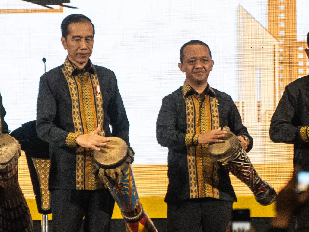 Presiden Joko Widodo (kiri) bersama Bahlil Lahadalia dalam Musyawarah Nasional (Munas) Badan Pengurus Pusat Himpunan Pengusaha Muda Indonesia (BPP HIPMI) XVI 2019 di Jakarta, Senin (16/9). (Antara/Aprillio Akbar)