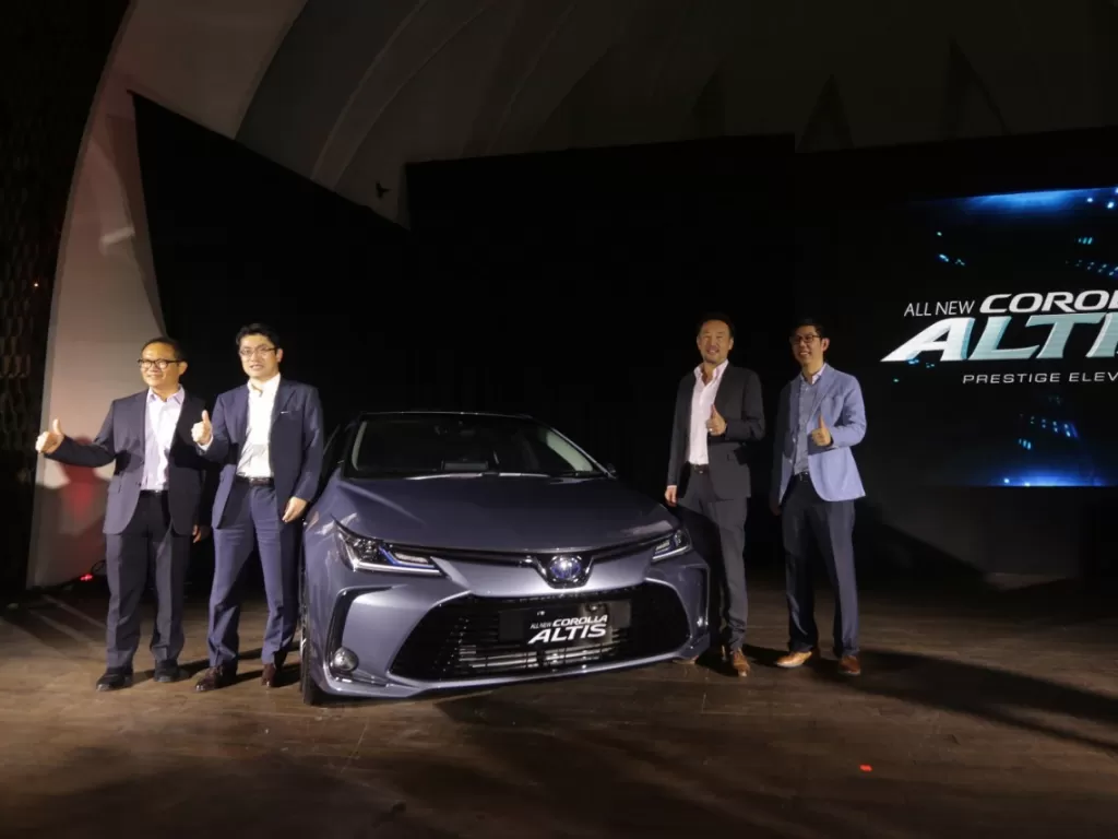 Director PT Toyota-Astra Motor (TAM) Yoshihiro Nakata (kedua kanan), Director TAM Anton Jimmi Suwandy (kanan), Kazunori Minamide (kedua kiri) dan Darmawan Widjaja (kiri) mengapit All New Corolla Altis Hybrid Vehicle (pressroomtoyotaastra.com)