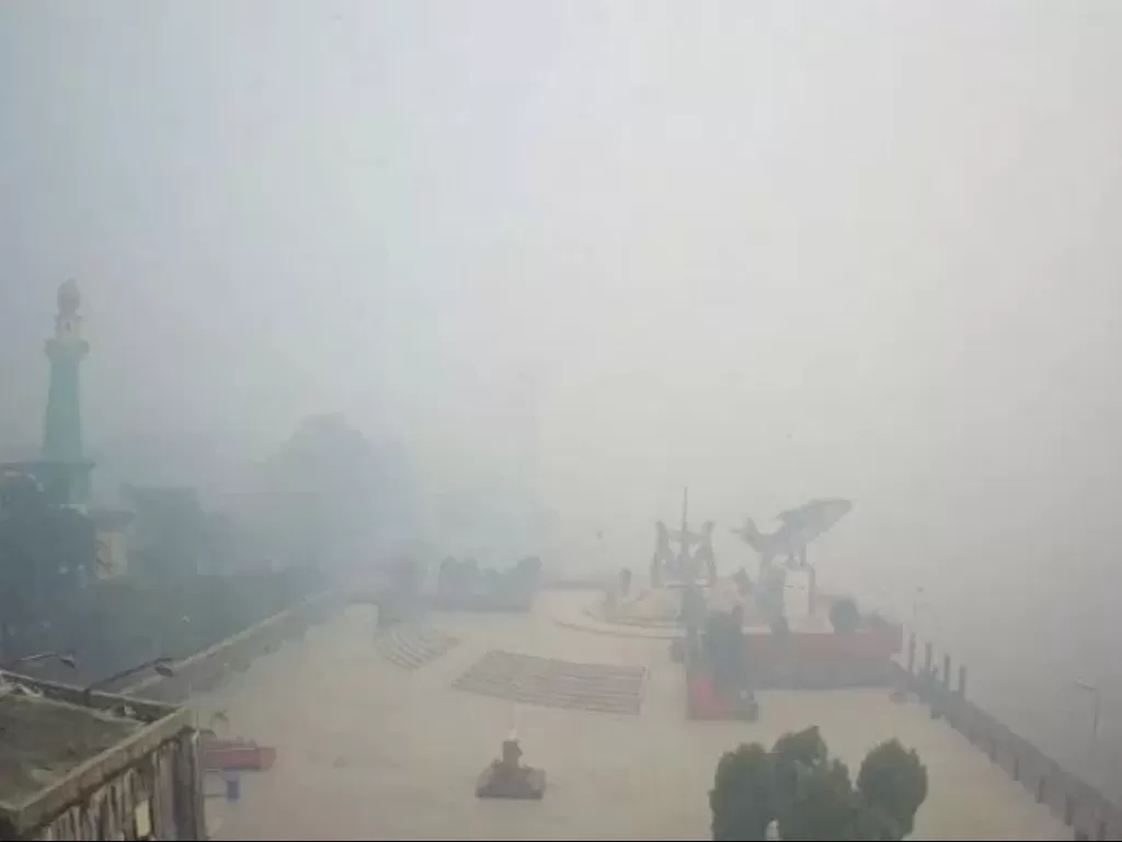 Kabut asap di Sampit Kabupaten Kotawaringin Timur Kalimantan Timur semakin pekat. (Antara/HO-Diskominfo Kotim)