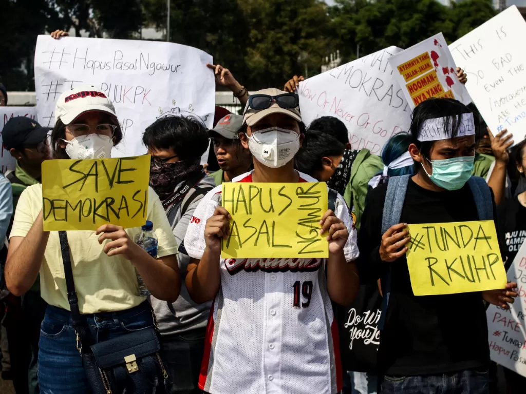Massa dari Aliansi Masyarakat untuk Keadilan Demokrasi menggelar unjuk rasa penolakan pengesahan RUU KUHP di depan Gedung DPR, Jakarta, Senin (16/9). (Antara/Rivan Awal Lingga)