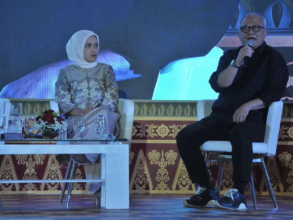 Perancang Busana Muslim Itang Yunasz (kanan) dan pemilik brand Button Scarves Linda Anggreaningsih (kiri) saat Talkshow Peluang Bisnis Fashion Muslim, Jumat (2/8/2019). (ANTARA FOTO/Feny Selly/wsj).