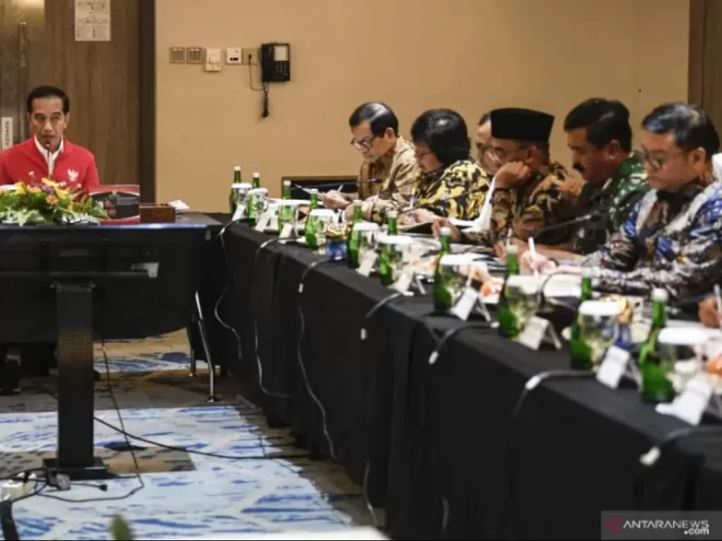 Presiden Jokowi memimpin rapat terbatas di Pekanbaru, Riau, Senin (16/9). (Antara/Puspa Perwitasari)