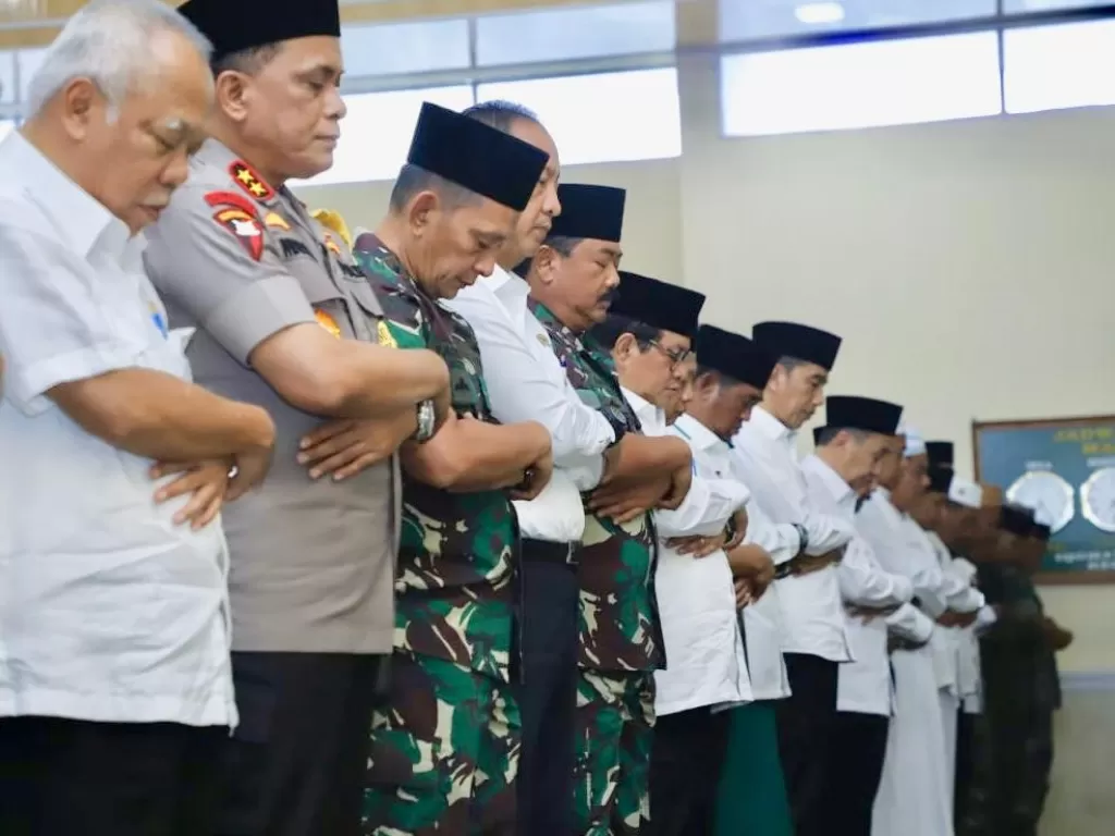 Presiden Joko Widodo saat melaksanakan Salat Istiqa bersama sejumlah Menteri, Panglima TNI dan Kapolri. (Puspen TNI)