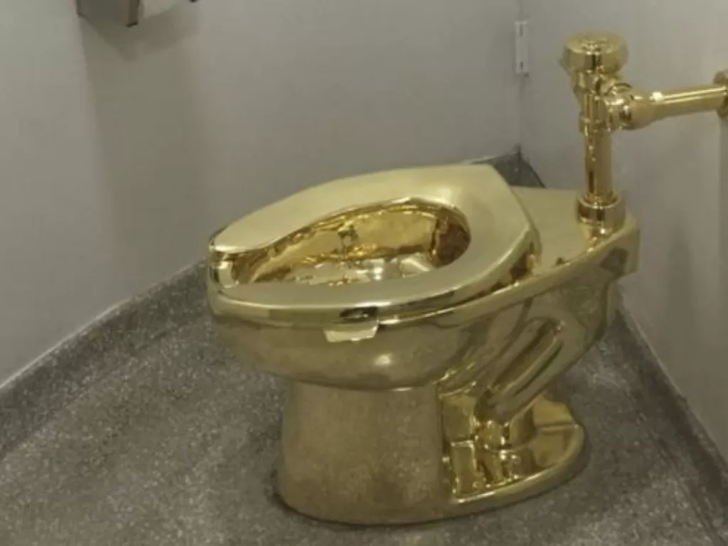Toilet emas karya Maurizio Cattelan yang dicuri, Sabtu (14/9). (BBC)