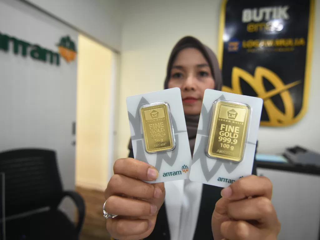 Petugas menunjukkan emas batangan yang dijual di Butik Emas Antam, Jakarta, Senin (9/9/2019). (ANTARA FOTO/Indrianto Eko Suwarso/ama)