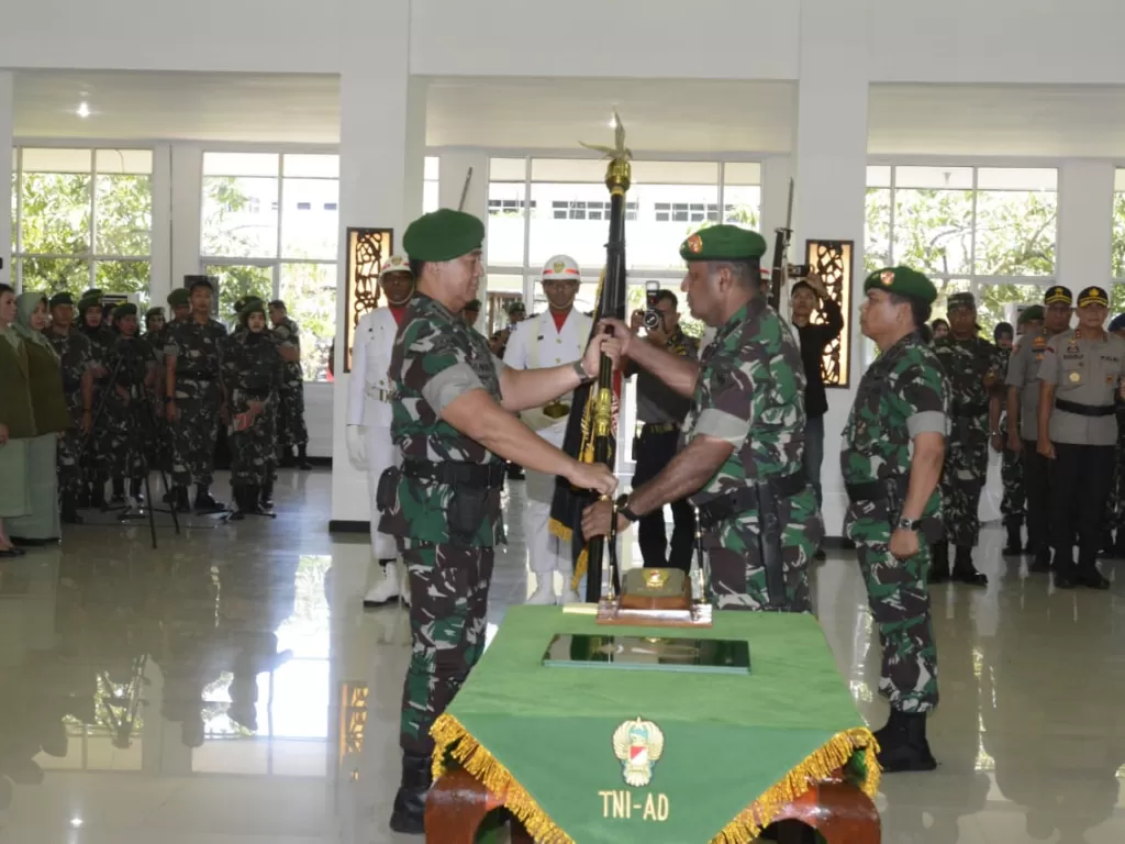 Jenderal TNI Andika Perkasa menyerahkan Pataka Kodam XVII/Cendrawasih kepada Mayjen TNI Herman Asaribab. (Puspen TNI)