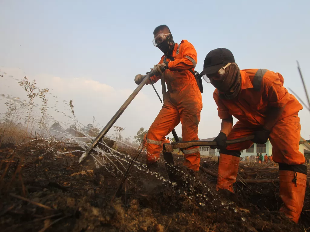 Dinas Kehutanan Kalsel menggunakan alat suntik gambut saat berupaya memadamkan kebakaran lahan gambut di kawasan Syamsudin Noor, Banjarbaru, Kalimantan Selatan. (Antara/Bayu Pratama)