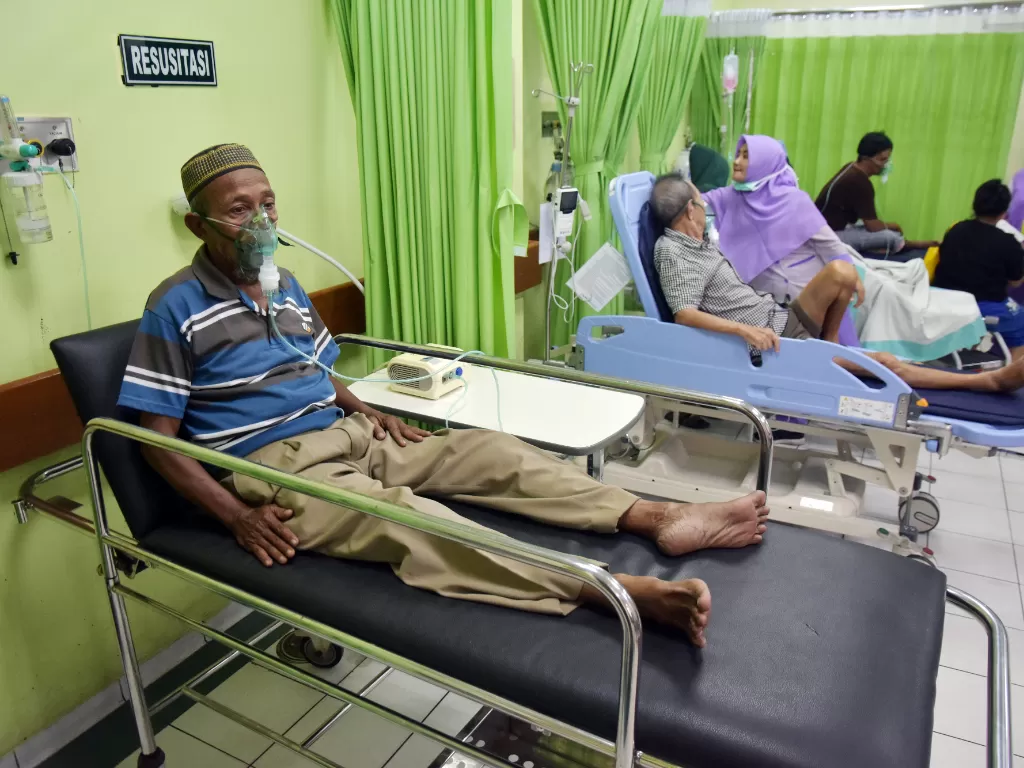 Sejumlah warga mendapatkan perawatan dengan alat nebulizer karena mengalami sesak nafas di RSUD Petala Bumi, Kota Pekanbaru, Riau. (Antara/FB Anggoro)