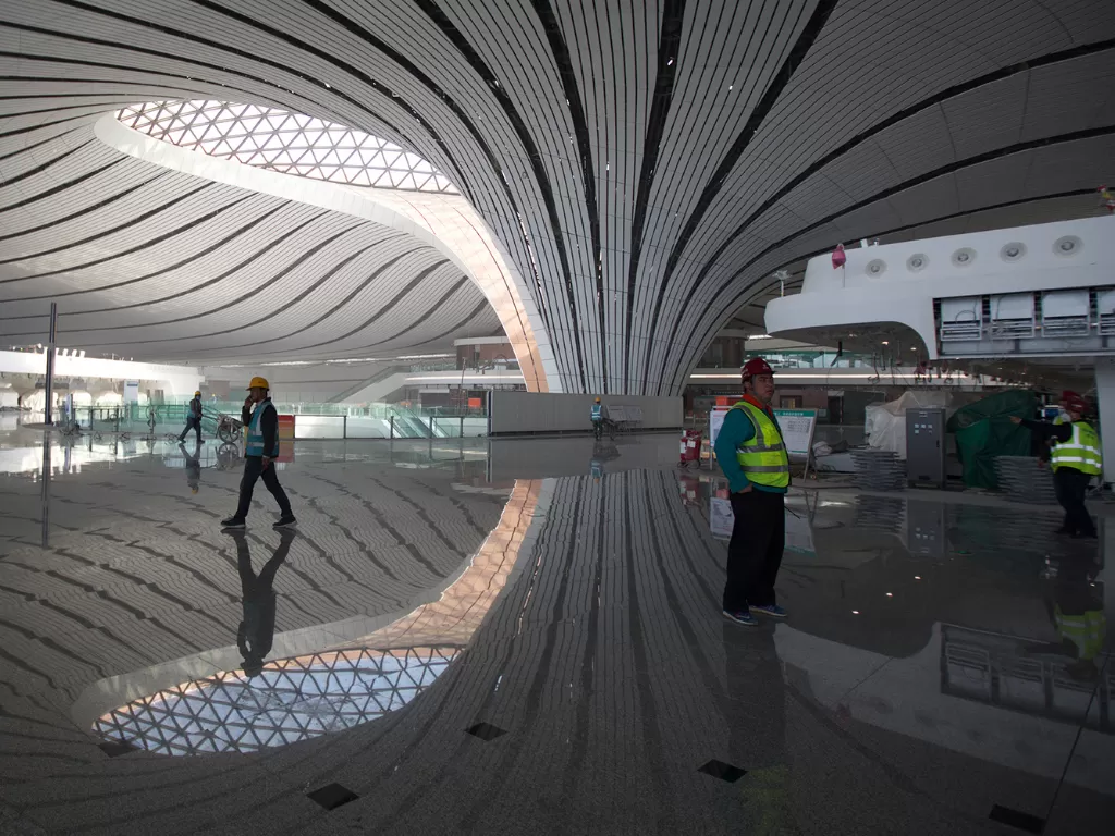 Petugas tengah melakukan pemeriksaan akhir bagian dalam terminal penumpang Beijing Daxing International Airport. (Reuters Photo)