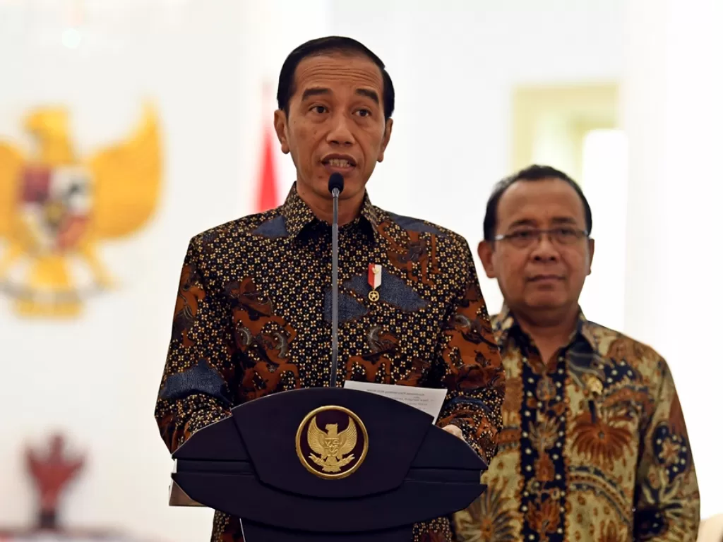 Presiden Joko Widodo didampingi Menteri Sekretaris Negara Pratikno. (Antara/Puspa Perwitasari)
