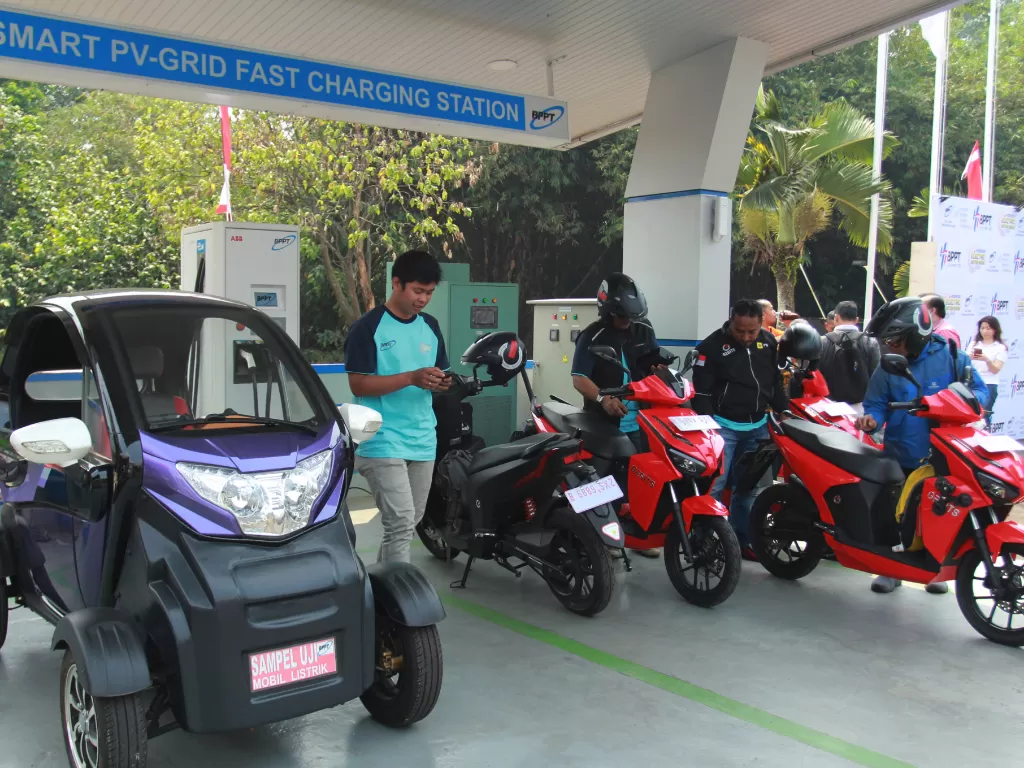  Sejumlah pemilik motor listrik melakukan pengisian baterai di Stasiun Pengisian Cepat Baterai Kendaraan Listrik milik ABB di Balai Besar Teknologi Konversi Energi (B2TKE) BPPT usai konvoi penutupan Indonesia Electric Motor Show (IEMS) 2019 Tangerang Sela