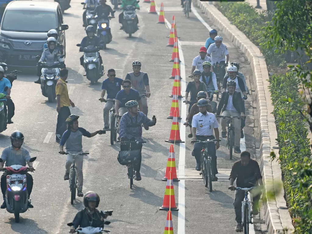 Gubernur DKI Jakarta Anies Baswedan uji coba jalur sepeda. (Antara/M Risyal Hidayat)