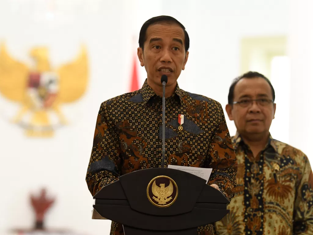 Presiden Joko Widodo (kiri) didampingi Mensesneg Pratikno (kanan) meminta   DPR menunda pengesahan RKUHP dan mengkaji ulang sejumlah 14 pasal   dalam RKUHP yang rencananya akan disahkan pada 24 September 2019.   (Antara/Puspa Perwitasari)