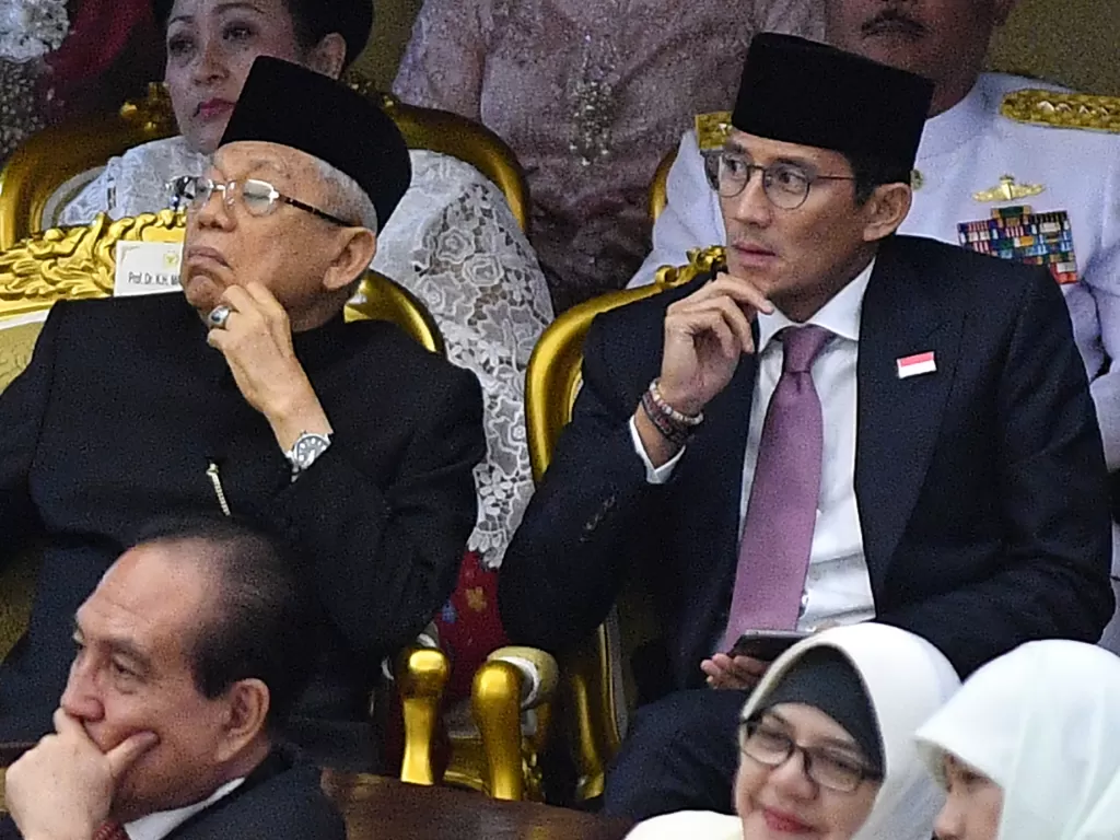 Mantan calon Wakil Presiden Sandiaga Uno (kanan) duduk bersama Wakil Presiden Terpilih Ma'ruf Amin (kiri) mengikuti Sidang Bersama DPD-DPR di Kompleks Parlemen, Senayan, Jakarta. (Antara/Sigid Kurniawan)