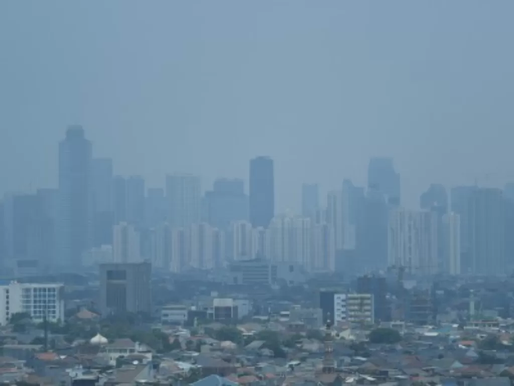 Kabut polusi udara menyelimuti kawasan Jakarta. (Antara/M Risyal Hidayat)