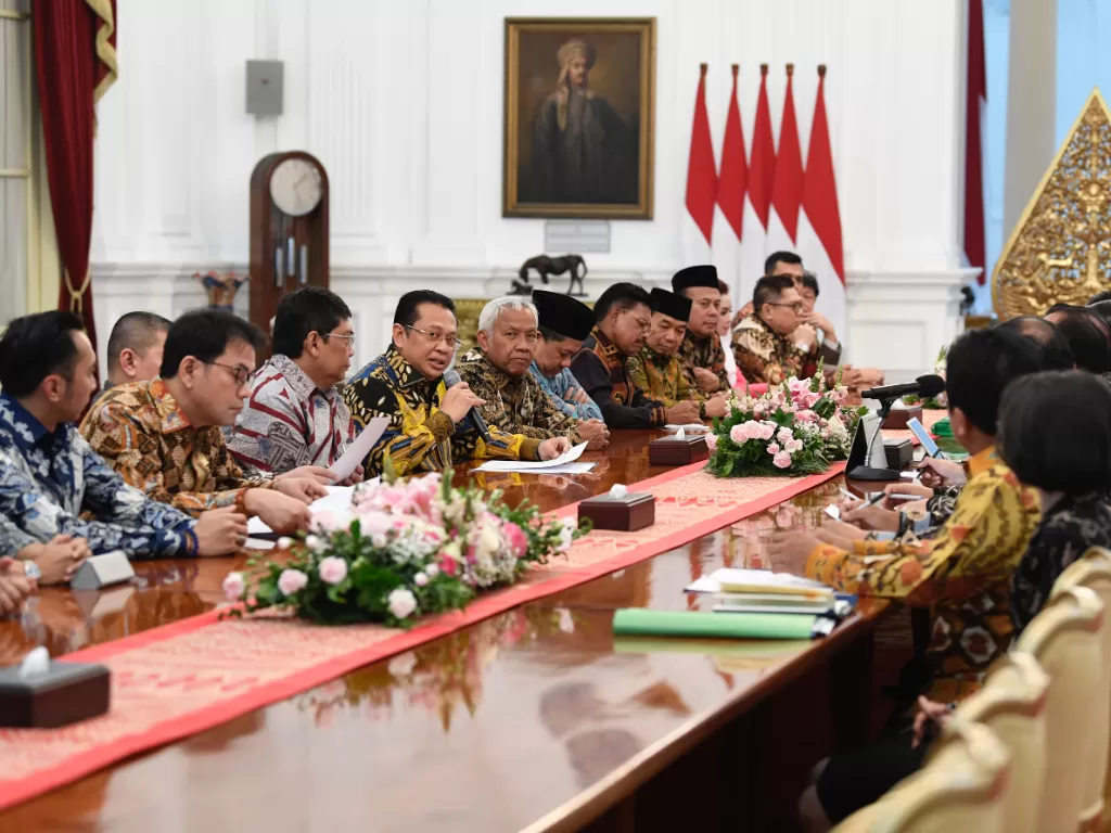 Ketua DPR Bambang Soesatyo (kelima kiri) bersama pimpinan DPR dan fraksi beraudiensi dengan Presiden Jokowi di Istana Merdeka, Jakarta, Senin (23/9). (Antara/Puspa Perwitasari).