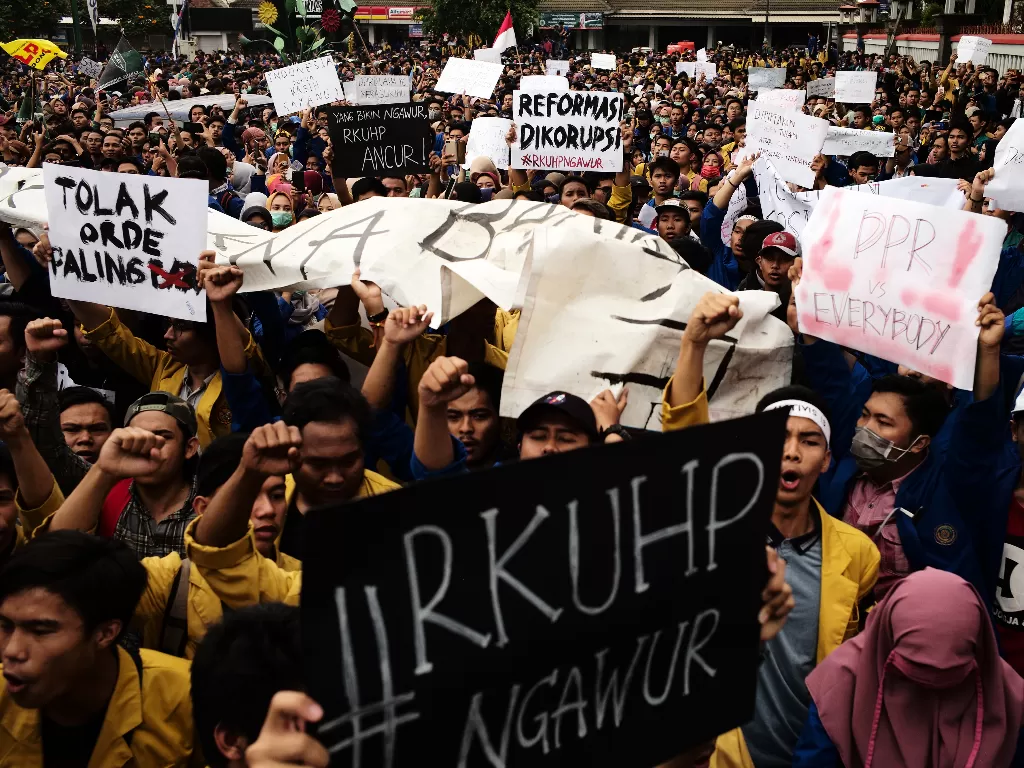 Tidak hanya massa mengaku mahasiswa yang demo di depan Gedung DPR. Sejumlah mahasiswa yang tergabung dalam Aliansi Mahasiswa Banyumas juga melakukan unjuk rasa di depan gedung DPRD Banyumas, Jawa Tengah, Senin (23/9). (Antara/Idhad Zakaria).
