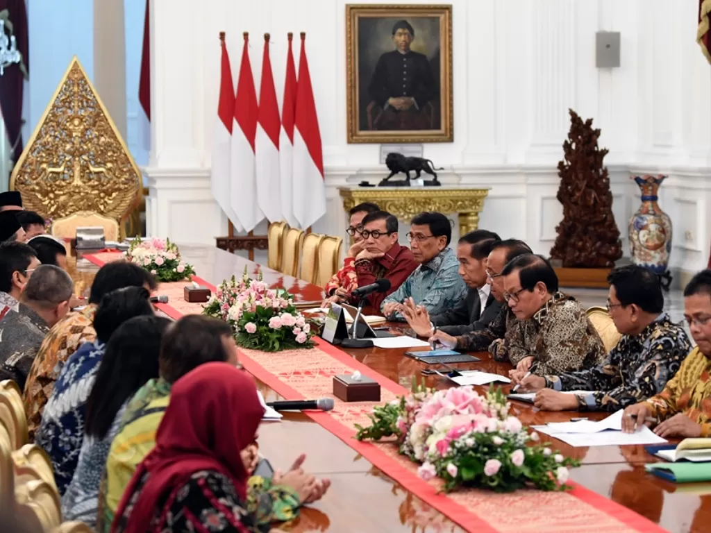 Pemerintah bersama Pimpinan DPR dan fraksi melakukan pertemuan di Istana Merdeka, Jakarta, Senin (23/9). (Antara/Puspa Perwitasari)