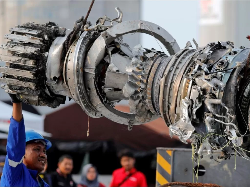 Bagian mesin Boeing 737 Max milik Lion Air PK-LQP JT610 yang jatuh di Laut Jawa. (Reuters/Beawiharta)