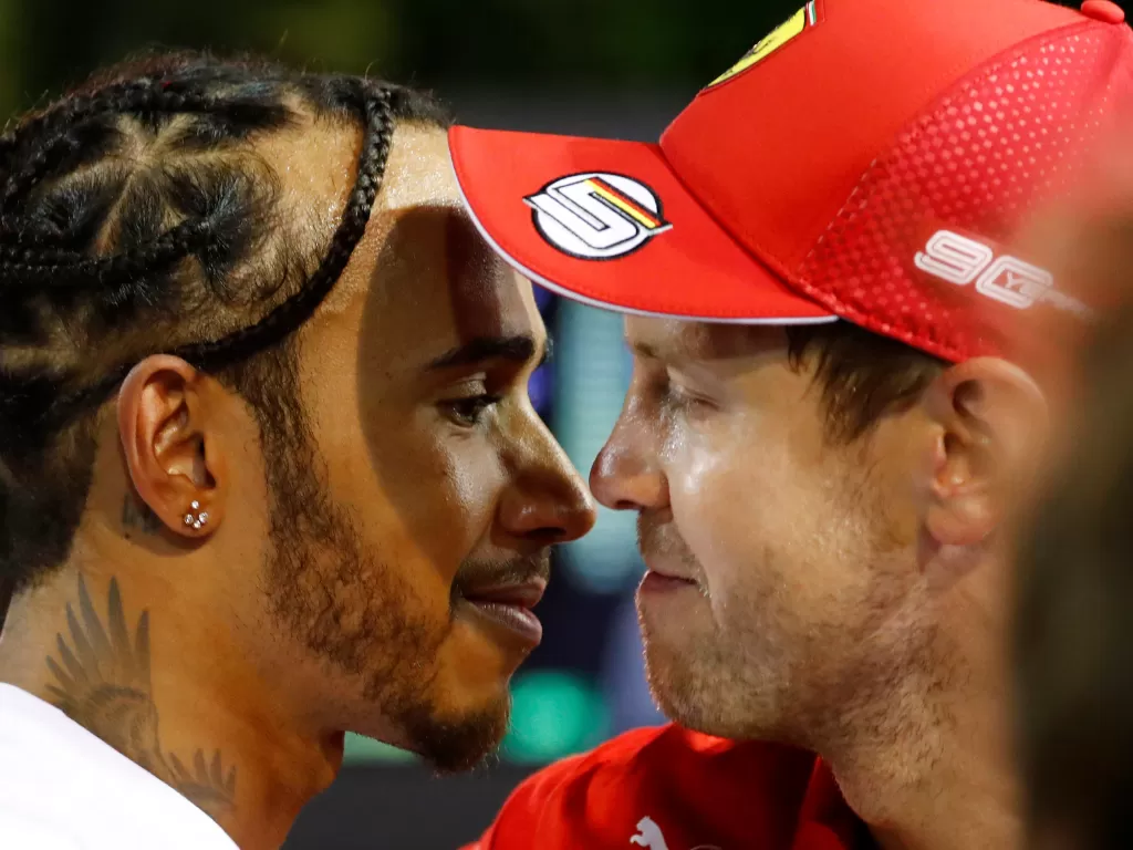 Lewis Hamilton (kiri) tertipu dengan perubahan signifikan yang dilakukan Ferrari di Singapura. (Reuters/Thomas Peter)