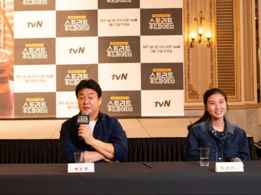 Koki Baek Jong-won, (kiri) berbicara pada konferensi pers untuk 