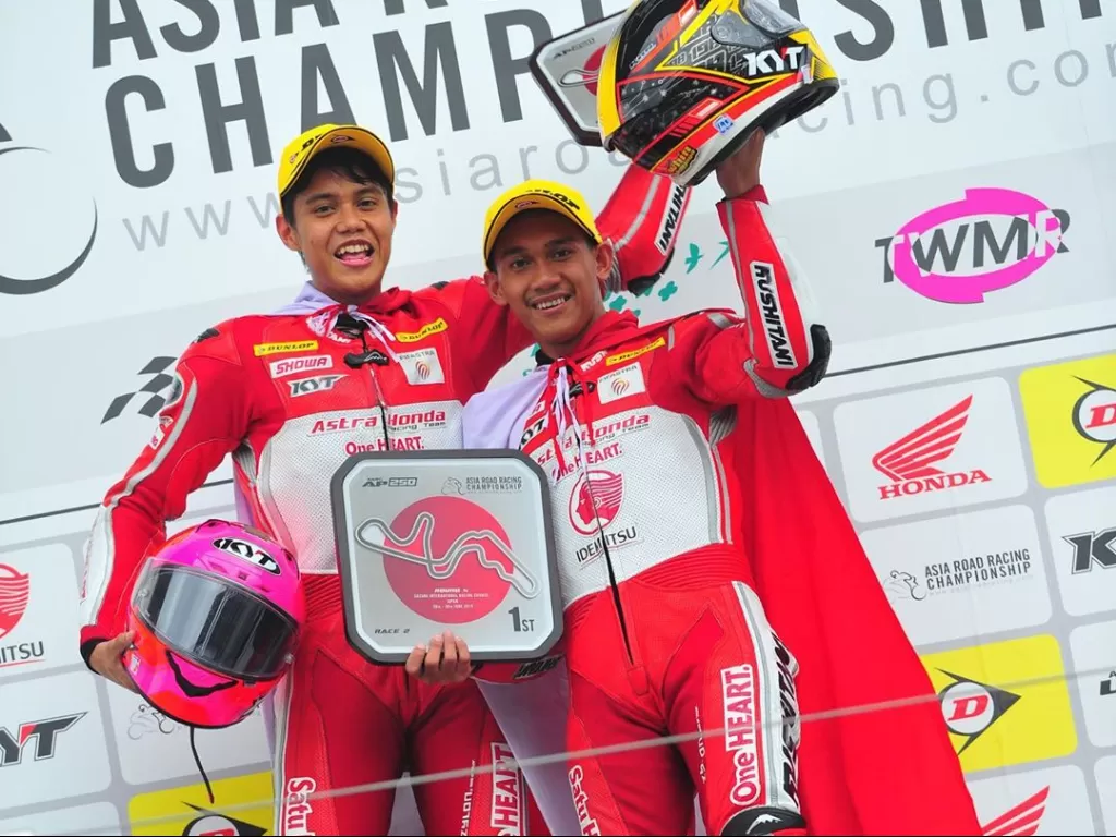 Dua pembalap Indonesia, Irfan Ardiansyah dan Awhin Sanjaya. (Instagram/@astrahondaracingteam)