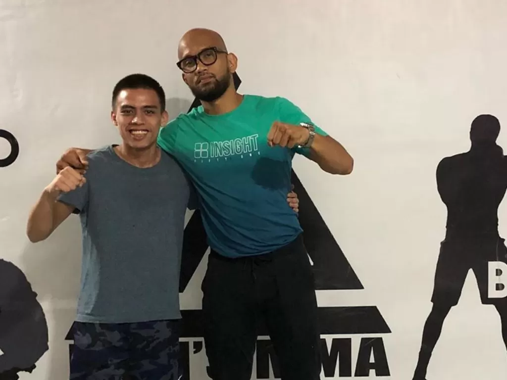 Pemilik H Brothers MMA & Fitness Center Marlaut Farhan Hutapea (kiri) bersama juara nasional MMA Theodorus Ginting. (Instagram/@marlautfarhan)