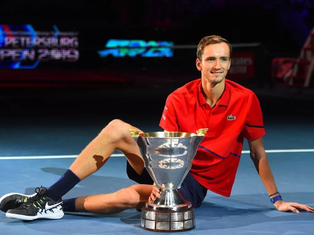 Daniil Medvedev memenangkan gelarnya di turnamen ATP 250 St. Petersburg Open dengan mengalahkan petenis Kroasia, Borna Coric dengan 6-3, 6-1. (Instagram/@medwed33)