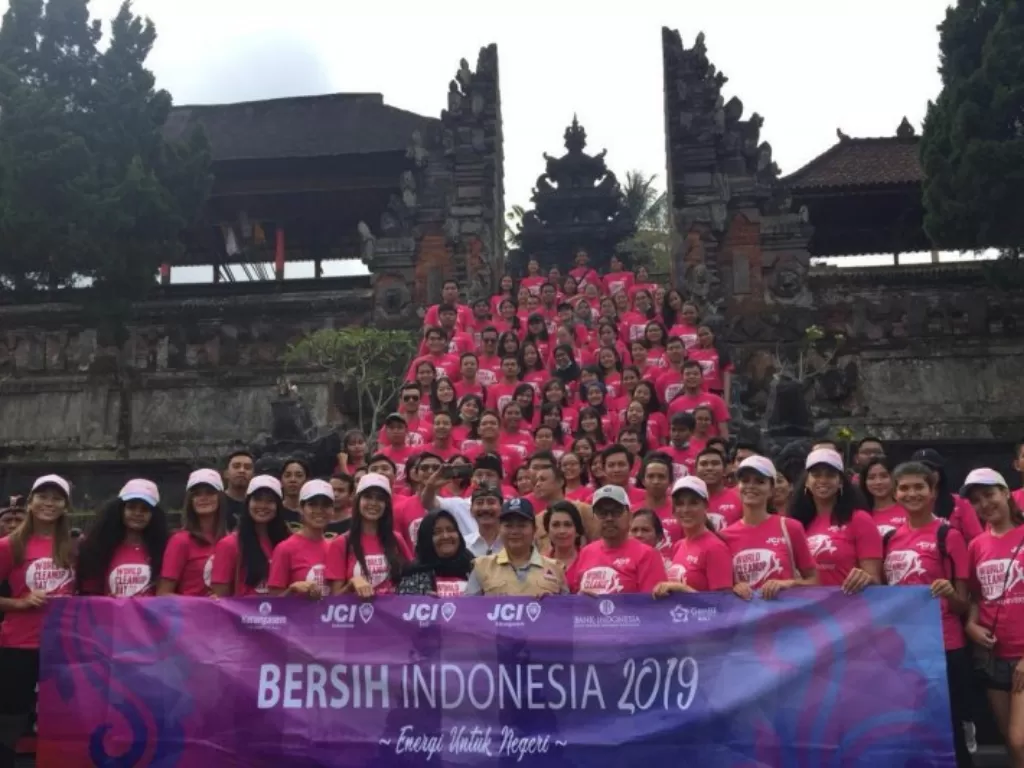 Kepala Perwakilan Bank Indonesia Provinsi Bali Trisno Nugroho berfoto bersama Bupati Karangasem, mantan peserta Miss Universe 2015 dan GenBI Provinsi Bali dalam aksi bersih-bersih sampah plastik. (Antaranews/Dok Bank Indonesia)